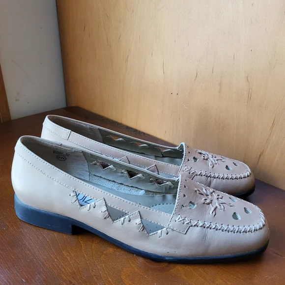 NEW Women's Tan Loafers 9 WIDE - Picture 3 of 6